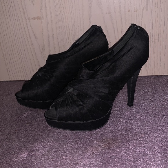 Black satin heels - Picture 2 of 5
